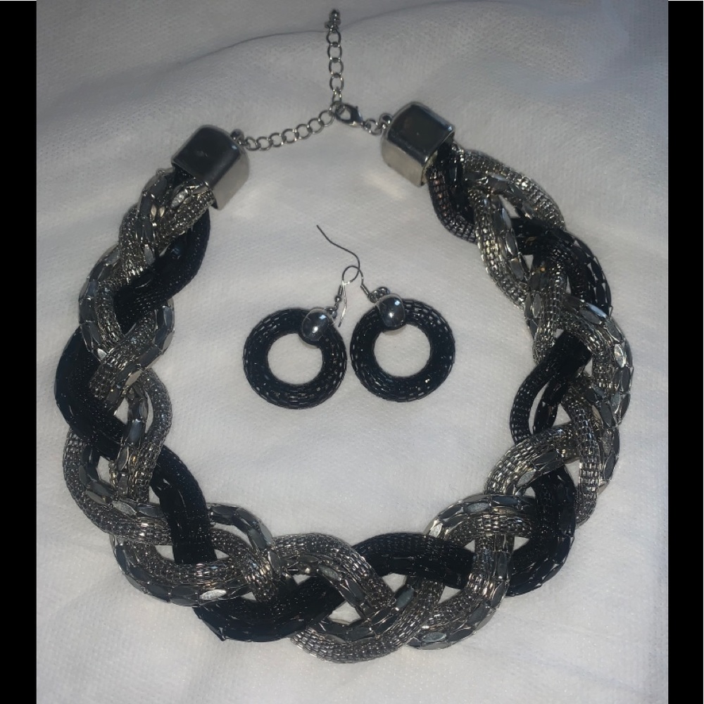 STATEMENT NECKLACE WITH EARRINGS